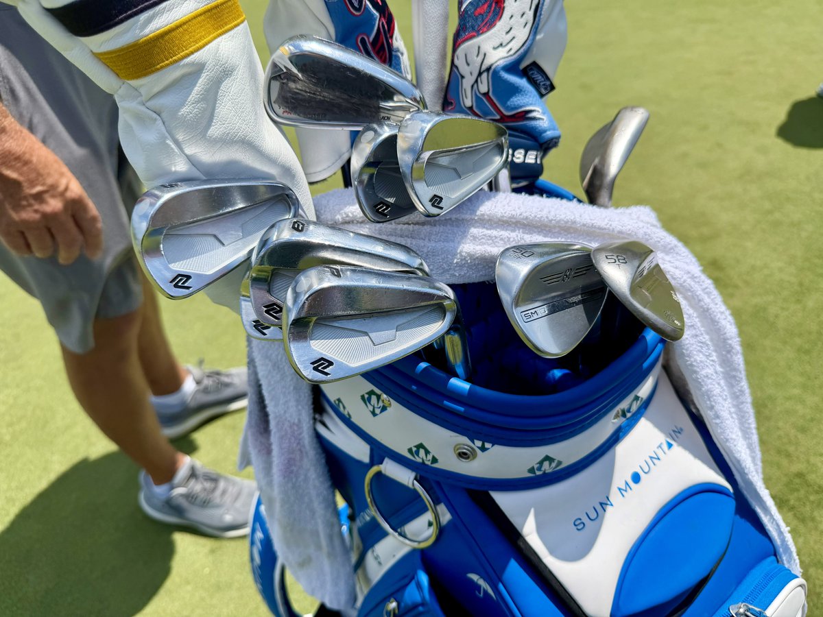PGAPappas's tweet photo. So Iโm just standing around and this guy comes up to me and says, โPete. really enjoying your coverage this week!โ
I look up and itโs veteran looper Troy Martin whoโs caddying for Steven Alker.
Thanks Troy and #TeamAlker has a new fan. ๐
Hereโs a Steven Alker WITB at the U.S. Senior Open at Scioto CC.
