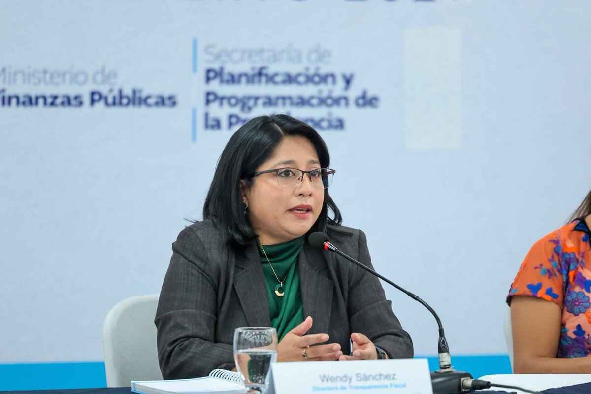 MinfinGT's tweet photo. Wendy Sánchez, directora de Transparencia Fiscal del #Minfin, explicó que durante la fase de construcción de propuestas se recibieron 46 planteamientos. De estos, 10 fueron presentados en las mesas de trabajo realizadas con representantes de distintas instituciones del Organismo Ejecutivo, mientras que los 36 restantes surgieron de los diálogos y encuentros sostenidos entre el presidente @BArevalodeLeon y autoridades indígenas de todo el país. 📄 🗃️ 🇬🇹