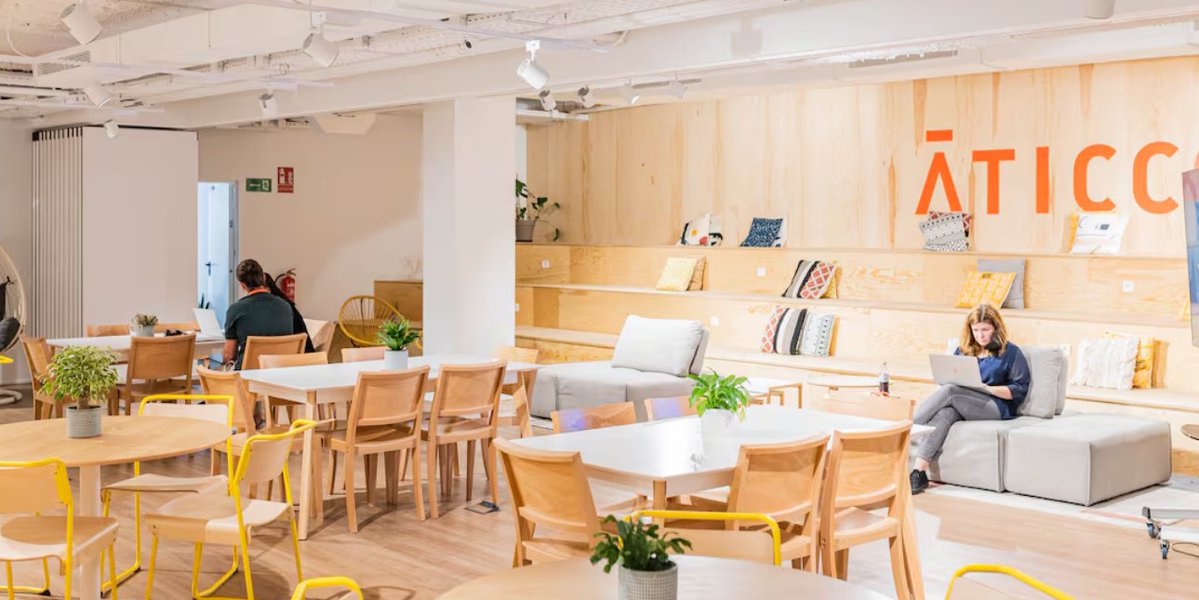 XCatalunya's tweet photo. Una treballadora de Barcelona acomiadada per parlar en català. I l'empresa ho reconeix, per escrit, a la pròpia carta d'acomiadament.

Aticco —una de les xarxes de coworking amb més creixement a Barcelona, propietat de tres socis— va fer fora la seva coworking manager del centre del carrer Tapineria, al Gòtic, el 20 de febrer d'enguany. El motiu, segons la mateixa carta: parlar en català amb companys i clients.

La carta li retreu haver iniciat converses en català, haver respost en català a algú que se li havia adreçat en castellà, i fins i tot que el missatge automàtic d'absència per vacances no inclogués el castellà. 

A l'octubre, quan va donar indicacions a un client en català des de la recepció, la seva responsable li va recriminar l'ús de la llengua i li va dir que no podia parlar català perquè "la gent no l'entén".

Cap client es va queixar mai que li parlés en català. Qui es va queixar va ser l'empresa.

Plataforma per la Llengua ha portat el cas a Inspecció de Treball, al Síndic de Greuges de Barcelona i a l'Oficina de Protecció dels Drets Lingüístics de la Generalitat, per determinar si Aticco ha imposat el castellà com a llengua obligatòria als seus espais i si ha vulnerat la llei de política lingüística, que obliga les empreses a tenir en català la informació fixa adreçada als treballadors.

I tot això passa mentre Aticco acaba d'inaugurar al Poblenou el coworking més gran del sud d'Europa. 

Ara diu l'empresa que tot això és mentida però només cal mirar la web. En castellà i en anglès. 

Creix l'empresa, retrocedeix la llengua: en aquest mateix barri, un estudi de Plataforma per la Llengua constata que el castellà ha passat de ser la llengua de resposta en un 29% dels comerços a un 52% en només quatre anys.

A la newsletter d'Antiburocràcia Catalunya parlem de temes com aquest.

Cada dia, un mail que t’estalvia una consulta. Tot el que afecta la teva butxaca, explicat perquè s’entengui.

Apunta-t’hi de franc: 👉 https://t.co/3KYpimcWay

(Assegura’t de posar bé el correu. Després, rebràs un correu electrònic de confirmació. Si no el veus, revisa la carpeta de correu brossa, arrossega’l a la safata principal i confirma'l perquè t'arribin totes les novetats.)