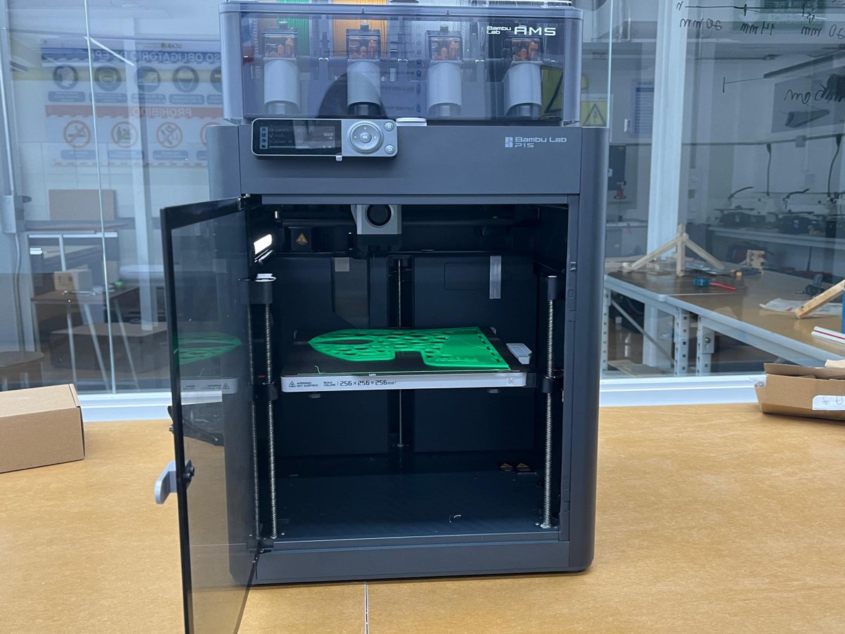 enlaucab's tweet photo. En solidaridad con esta causa, el Laboratorio de Prototipismo e Impresión 3D de la Facultad de Ingeniería, en alianza con las empresas Osted3D y Layer Lab, está fabricando silbatos y férulas para manos y piernas. Estos insumos son donados a cuerpos médicos y organizaciones de búsqueda y salvamento para apoyar a los heridos y afectados.