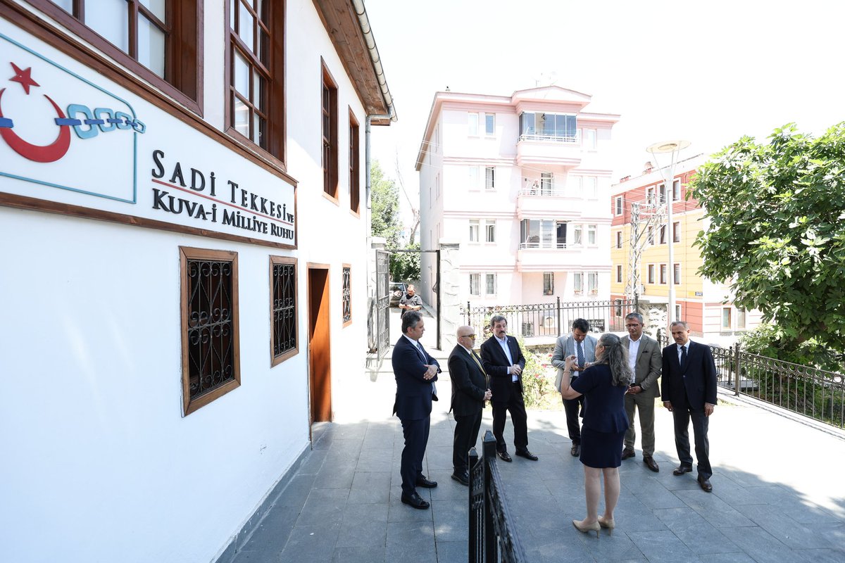 TCSamsunValilik's tweet photo. 📍#SadiTekkesi ve Kuva-i Milliye Ruhu Külliyesi

📌Valimiz Sayın @orhantavli_, Büyükşehir Belediye Başkanı Sayın @halitdoganbsk, Kültür ve Turizm Bakanlığı Sinema Genel Müdürü Sayın Birol Güven, Genel Müdür Yardımcısı Kemal Uysal, İl Kültür ve Turizm Müdürü Süleyman Demirtaş ve Büyükşehir Belediyesi Kültür ve Sosyal İşler Dairesi Başkanı Cihan Güller ile birlikte;

Millî Mücadele döneminde Samsun Müdafaa-i Hukuk Cemiyeti’nin kurulduğu ve özellikle 1919-1920 yıllarında cemiyetin aktif olarak faaliyetlerini yürüttüğü, Millî Mücadele süresince Samsun'umuzdaki Kuvâ-i Milliyecilerin karargâhı olarak kullanılan Sadi Tekkesi ve Kuva-i Milliye Ruhu Külliyesi’ni ziyaret etti.

📌Külliyede; Sadi Tekkesi, Şehit ve Gazi Anı Evi ile Şehitler Dioraması yapıları bulunmaktadır.