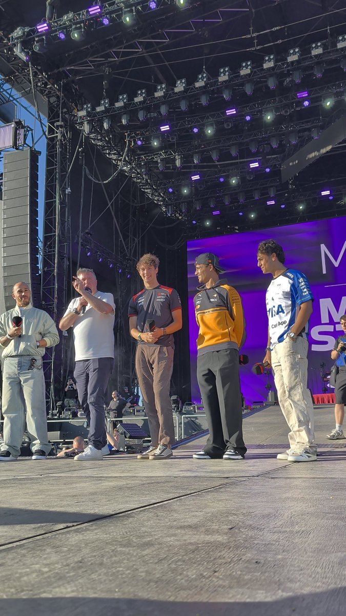 LN4's tweet photo. BRB AT THE FAN STAGE 🚨 https://t.co/FNK8AqJv0p