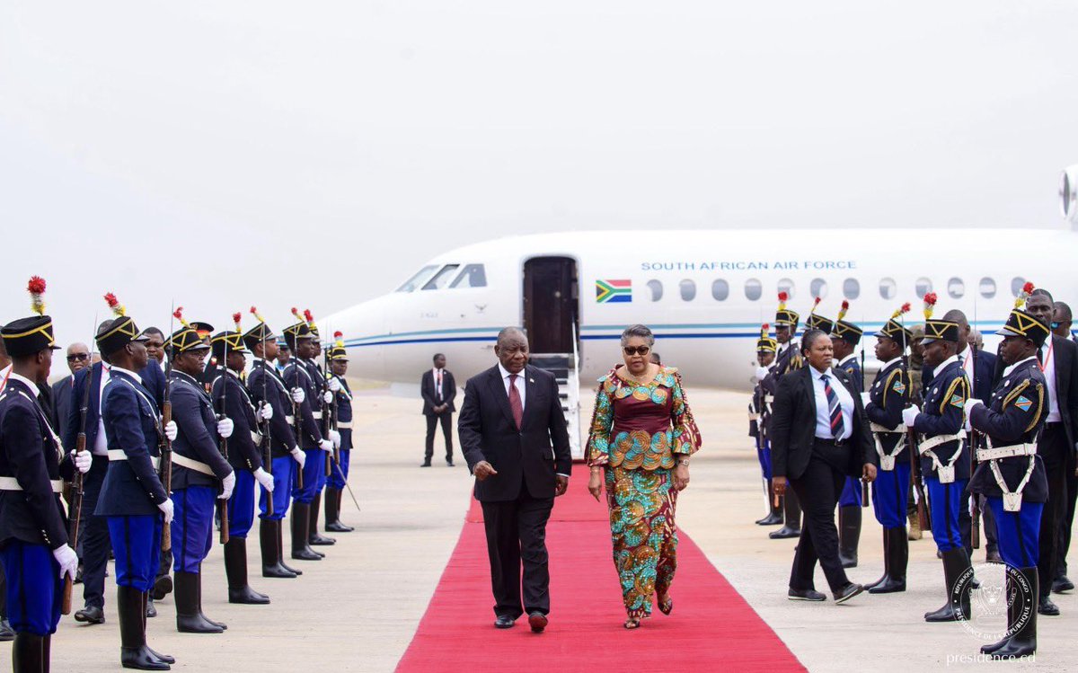 RHRDC2028's tweet photo. 910 millions de dollars américains pour accélérer la riposte contre Ebola en République démocratique du Congo

Le Président de la République d’Afrique du Sud, Cyril Ramaphosa, est arrivé ce jeudi 2 juillet 2026 à Kinshasa, en République démocratique du Congo (RDC), dans le cadre de sa mission en tant que Champion de l’Union africaine (UA) pour la préparation, la prévention et la riposte aux pandémies. Cette visite de travail de quelques heures vise à consolider la coopération continentale en matière de sécurité sanitaire.

À son arrivée à l’aéroport international de Ndjili, le chef de l’État sud-africain a été accueilli par la Première ministre Judith Suminwa avant de rejoindre la Cité de l’Union africaine, où il tient une rencontre en tête-��-tête avec le Président congolais Félix-Antoine Tshisekedi Tshilombo.

Les deux dirigeants se rendront ensuite à l’Institut national de recherche biomédicale (INRB) afin d’évaluer les progrès réalisés dans la riposte contre les épidémies, notamment Ebola, et de s’informer sur les capacités nationales en matière de recherche scientifique et de surveillance épidémiologique. La visite se clôturera par un point de presse conjoint au cours duquel les deux chefs d’État devraient réaffirmer leur engagement en faveur du renforcement des systèmes de santé en Afrique.

Selon les chiffres communiqués, les financements mobilisés en faveur de la lutte contre Ebola dépassent désormais 910 millions de dollars américains. L’Afrique du Sud y contribue à hauteur de 13,5 millions de dollars, témoignant de son engagement aux côtés de la RDC et de la solidarité des partenaires internationaux dans les efforts de prévention et de réponse aux urgences sanitaires sur le continent.
