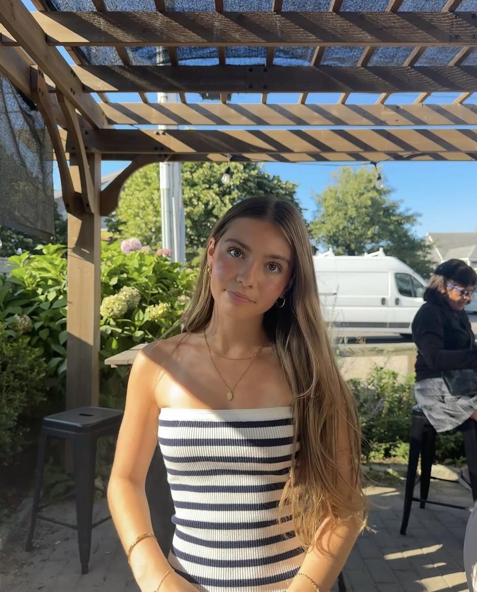 sadietomassi's tweet photo. Her mom’s Facebook vs her VSCO 😳 https://t.co/nnXg0DXrMO