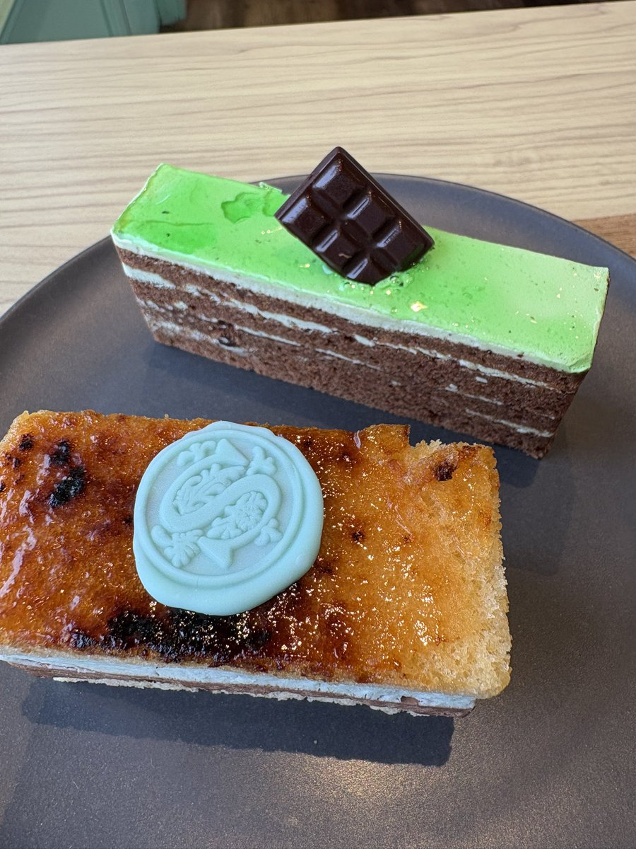 tears_magic_run's tweet photo. 大阪のシュクルリさんにやっと行けた❣️🌱🍫
全部食べたかったけど、お店で2個食べてお土産で2個＋チョコミントクッキー🍪
ミントチーズケーキはちょっと上級者向け🤣
また東京の催事来てくれたら嬉しいな☺️（気付くの遅くていけなかった） https://t.co/rooJjQuhQg