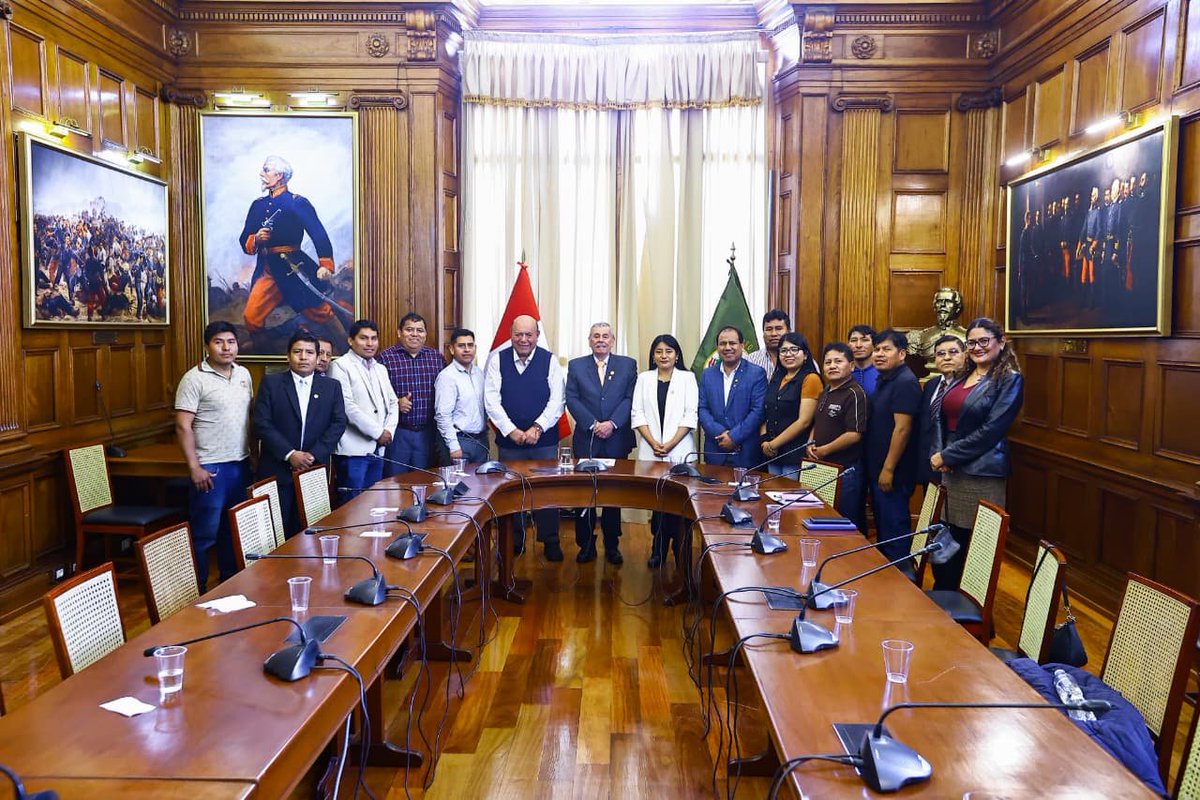 congresoperu's tweet photo. #CongresoInforma | El presidente (e) del Congreso, @Frospigliosi, sostuvo una reunión con el gobernador regional de Tacna, Luis Ramón Torres Robledo, y representantes de la región, con quienes dialogó sobre iniciativas y proyectos orientados al desarrollo de Tacna. 🇵🇪🤝 https://t.co/SYTFLVJraX