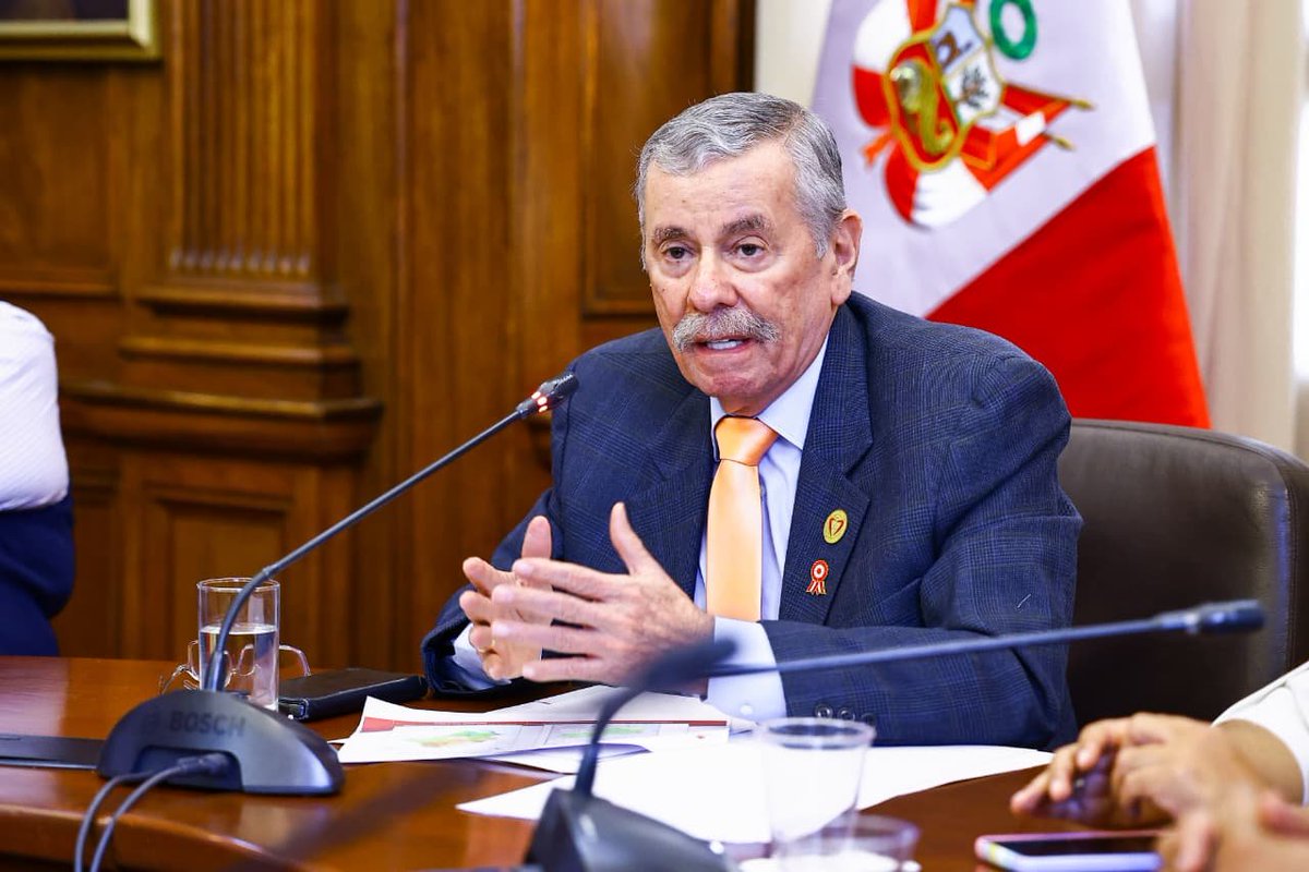 congresoperu's tweet photo. #CongresoInforma | El presidente (e) del Congreso, @Frospigliosi, sostuvo una reunión con el gobernador regional de Tacna, Luis Ramón Torres Robledo, y representantes de la región, con quienes dialogó sobre iniciativas y proyectos orientados al desarrollo de Tacna. 🇵🇪🤝 https://t.co/SYTFLVJraX