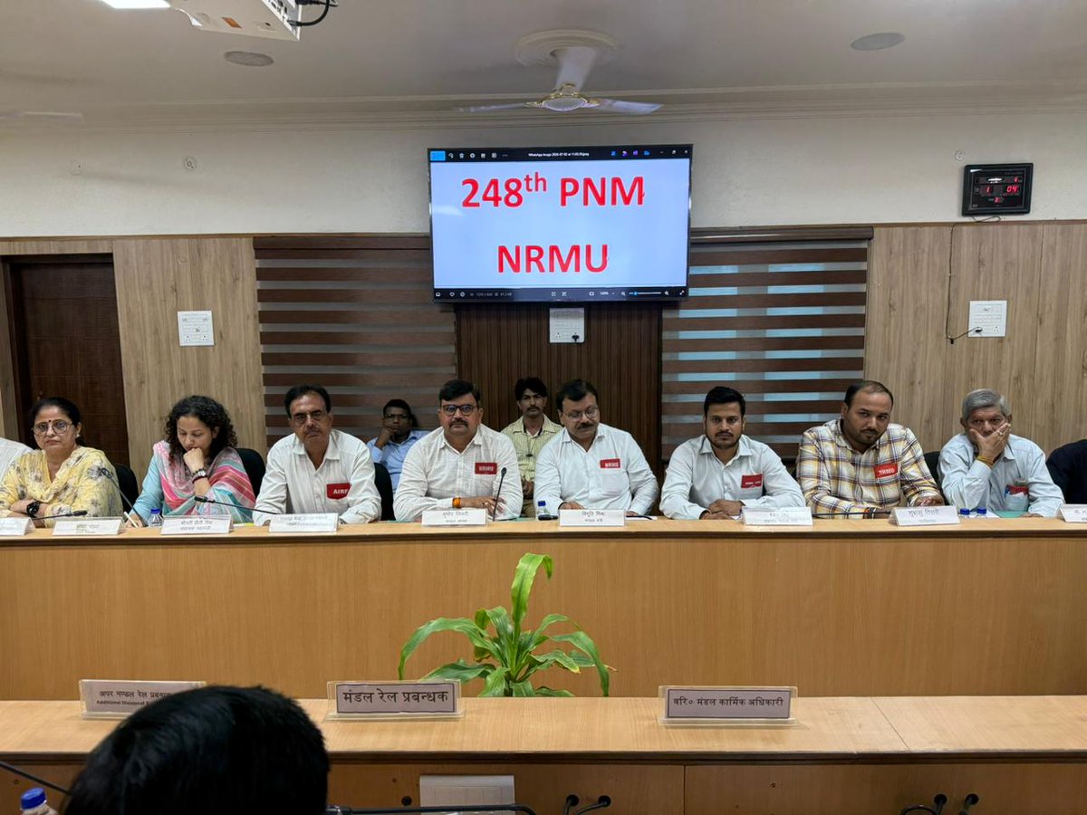 drm_lko's tweet photo. उत्तर रेलवे, लखनऊ मंडल के मंडलीय कार्यालय स्थित सभागार में आज नॉर्दर्न रेलवे मेंस यूनियन (NRMU) की 248वीं स्थाई वार्ता तंत्र की बैठक का शुभारम्भ मंडल रेल प्रबंधक श्री सुनील कुमार वर्मा द्वारा किया गया। https://t.co/fMkIiZstvB