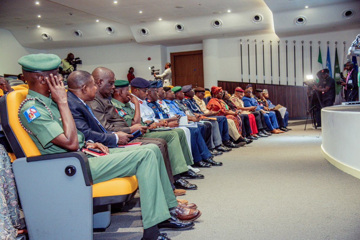 CspIniedu's tweet photo. On the directives of IGP @TunjiDisu1, I represented the @PoliceNG at the Joint Security Press Briefing convened by the @Official_ONSA.
Highlighting the sacrifices of our gallant officers who paid the ultimate price in the line of duty was deeply emotional. Their bravery and dedication to keeping Nigeria safe will never be forgotten. 🇳🇬
We remain committed to the security and safety of all Nigerians. #policeisyourfriend