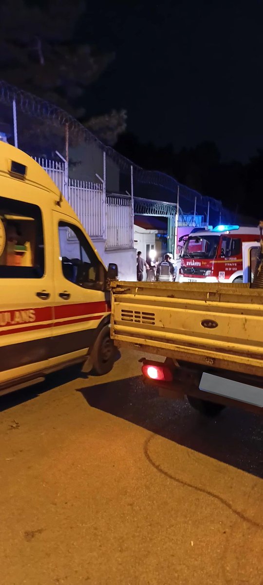 celaliatk's tweet photo. Diziler gerçekten Türk milletini etkiliyo galiba daha 17 ilk bölümdeki gibi yurdu yakıp beni burdan çıkarın demişler iyi ki kimseye bi şey olmamış https://t.co/Bxgz3poXUh