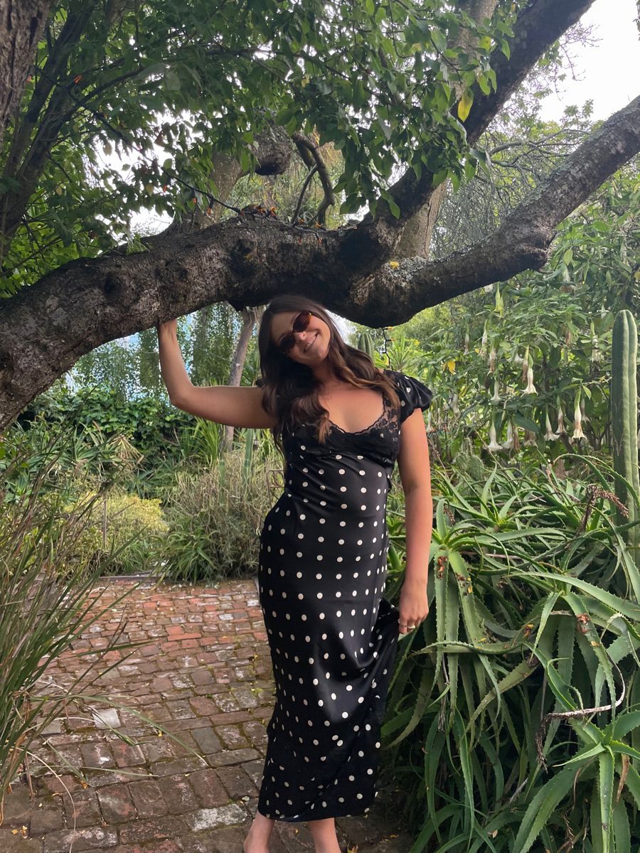 lexee07462098's tweet photo. A radiant woman smiles because beauty starts with self‑love, and everyone feels it 🌸 https://t.co/TydQw95l7s