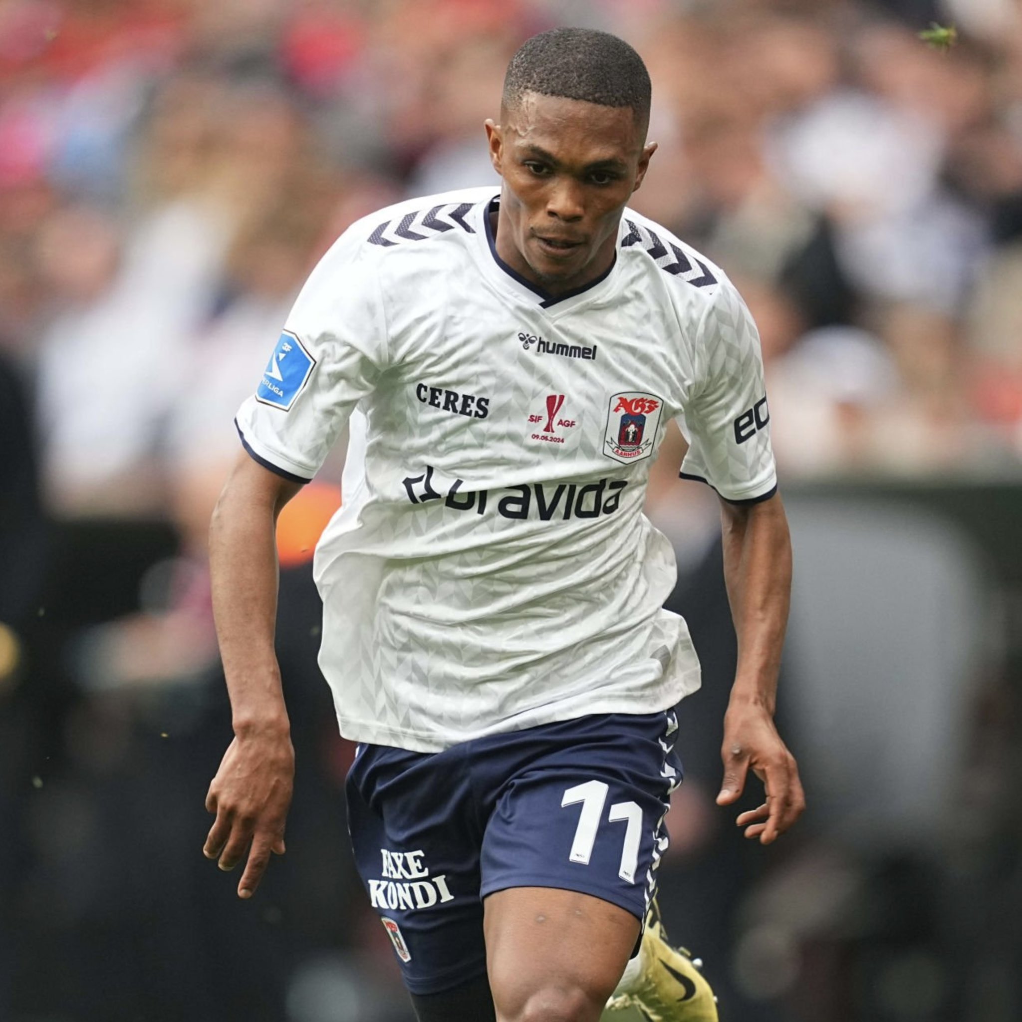 🚨 LE RC LENS A UN ACCORD AVEC GIFT LINKS 🇿🇦 ! ❤️💛

Le latéral gauche a...