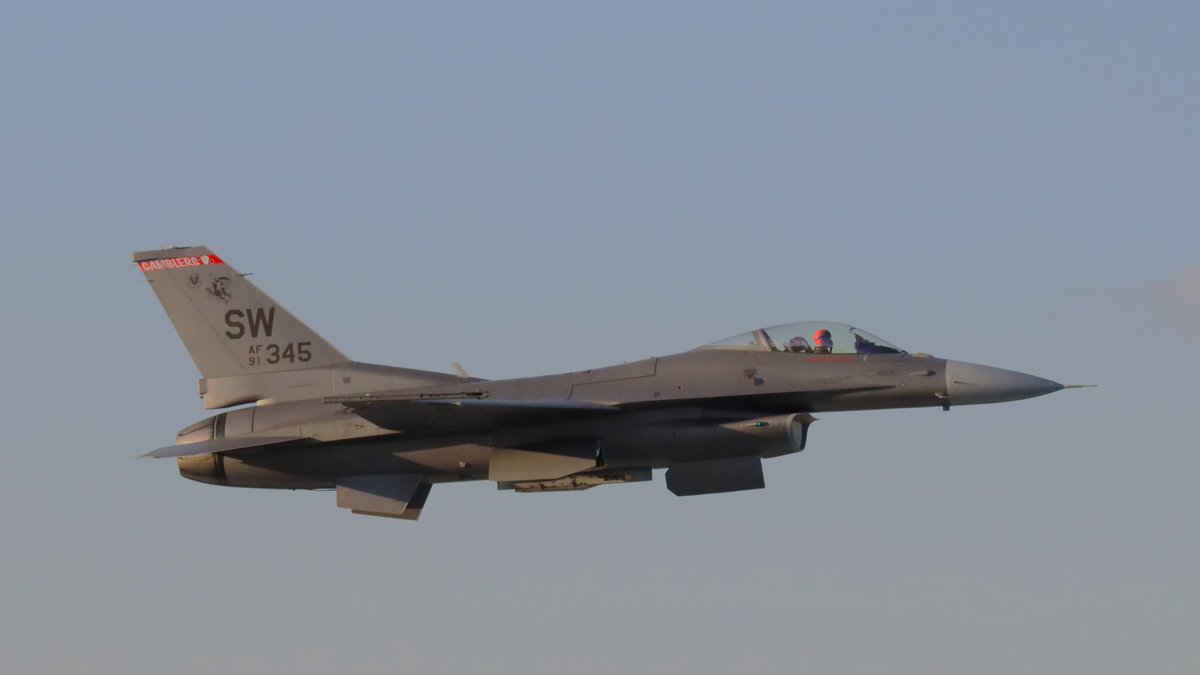 MARR_Airplanes's tweet photo. The second of two USAF F-16 Falcon/Vipers departing Martin for the DC Flyover, bonus was a flyby from both returning back to the airport.
#featured #planespottingbe #aviationphotography #avgeek #martinairport #planespotter #avgeeks https://t.co/YPnXBbNMtn