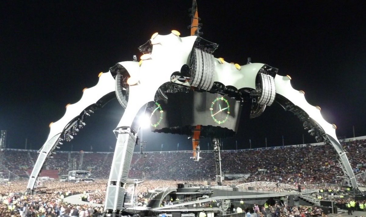 maahcc_13's tweet photo. El Estadio Nacional ya tuvo un escenario 360° gigante como el de U2. Hubo impacto en el césped y después se recuperó. Entonces, ¿qué hace que ahora sea tan diferente? Sin una explicación clara se ve incoherente.

#BTSALNACIONAL @dgmedioschile @INDChileOficial https://t.co/e4zdrbsHfY