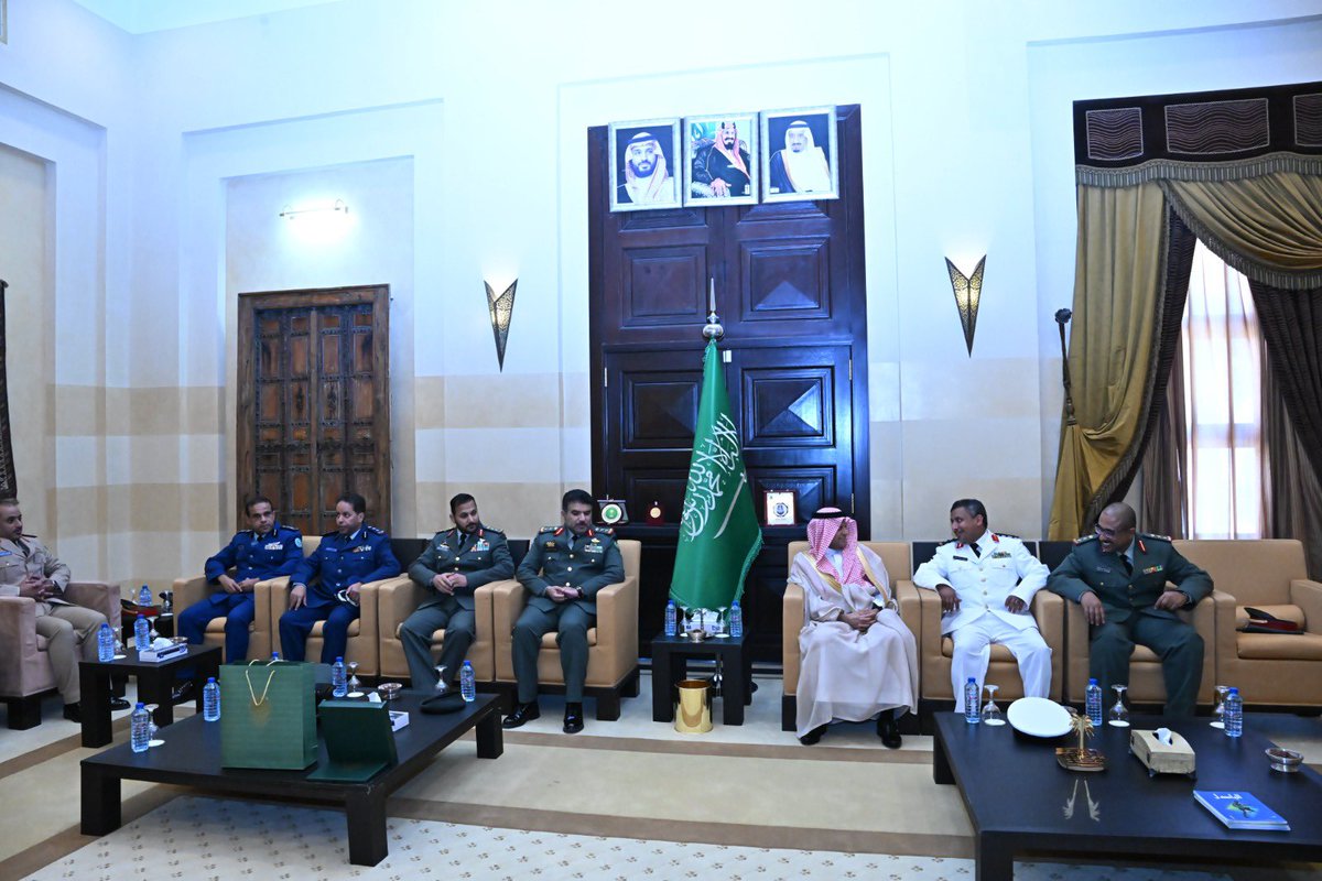 KSAembassyTN's tweet photo. استقبل سفير خادم الحرمين الشريفين لدى تونس، محمد بن عبدالله البريثن، اليوم في مقر السفارة، بحضور الملحق العسكري العقيد ركن ياسر آل سمحان، مجموعة من الضباط من وزارة الدفاع الملتحقين بدورة "الحرب العليا" التي أقيمت في تونس. وبارك السفير البريثن تخرج الضباط الدارسين وتميزهم https://t.co/7lizECgyL8