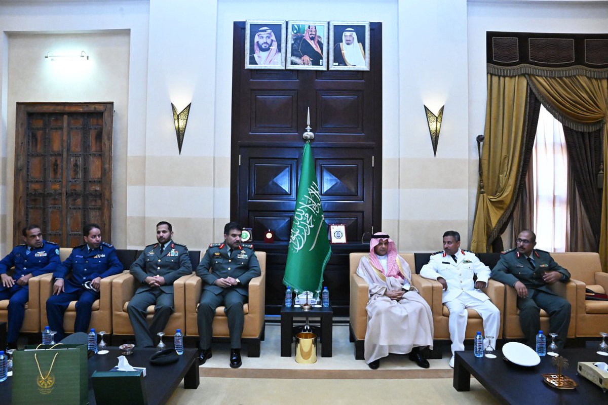 KSAembassyTN's tweet photo. استقبل سفير خادم الحرمين الشريفين لدى تونس، محمد بن عبدالله البريثن، اليوم في مقر السفارة، بحضور الملحق العسكري العقيد ركن ياسر آل سمحان، مجموعة من الضباط من وزارة الدفاع الملتحقين بدورة "الحرب العليا" التي أقيمت في تونس. وبارك السفير البريثن تخرج الضباط الدارسين وتميزهم https://t.co/7lizECgyL8