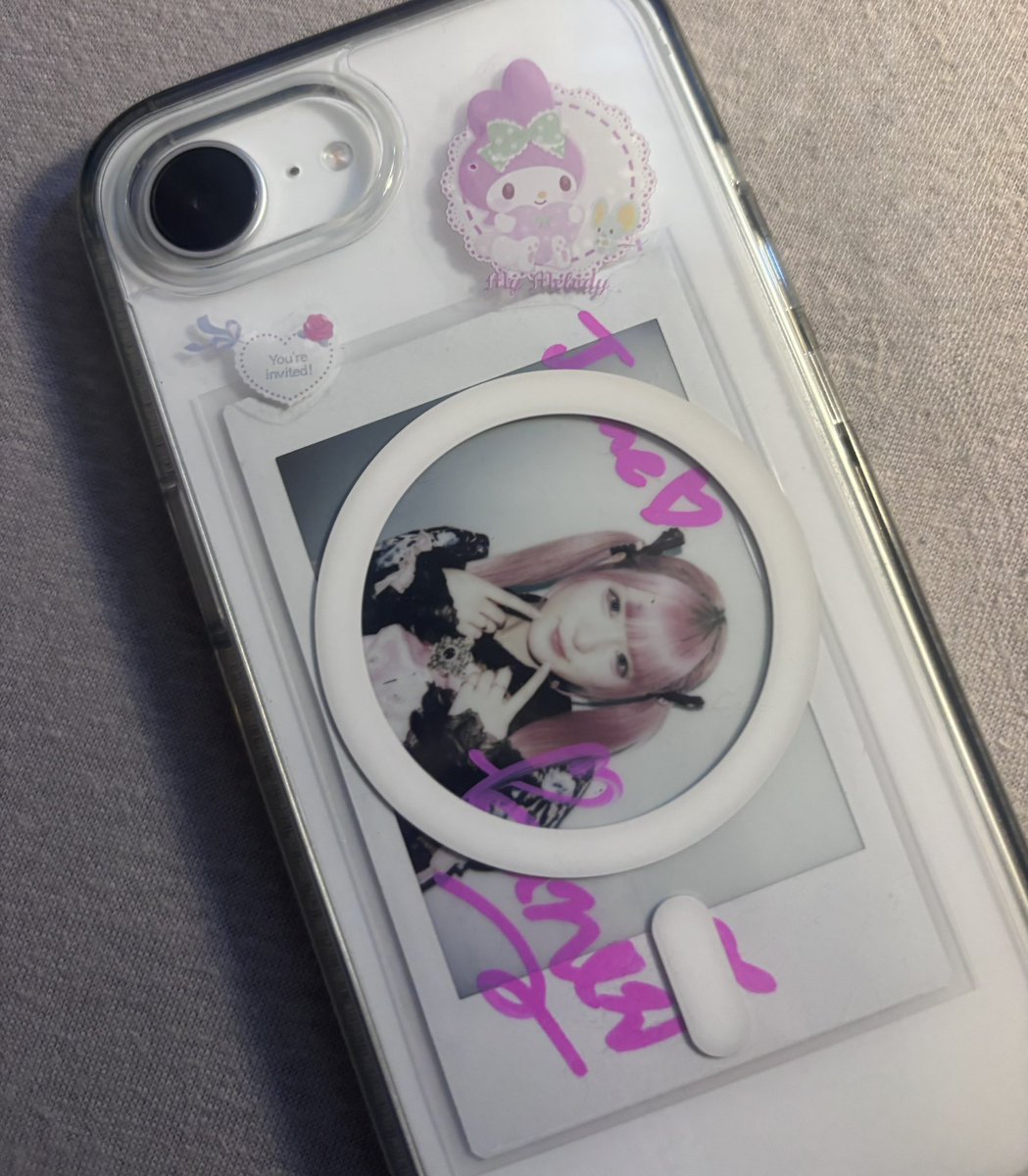 l4vmona's tweet photo. ついに郵送でチェキが届きました！あまりにも可愛すぎて、持ち歩いて自慢せずにはいられなかったので、スマホケースに1枚入れました。さらに、いろんなステッカーでデコってみました。本当に可愛いです！
#かのんと恋のひととき https://t.co/N55FVfoSMJ