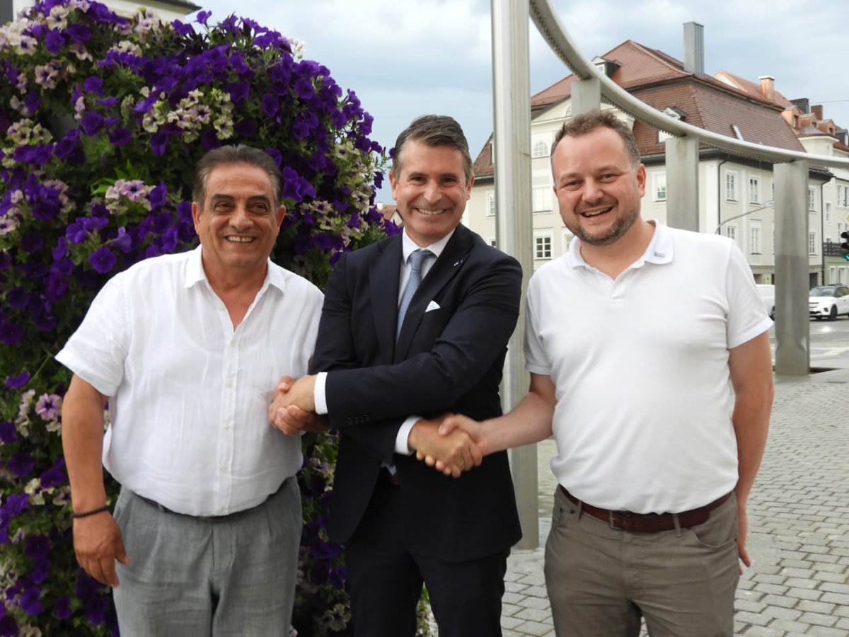 f_abate_mm's tweet photo. Landeskonferenz der #EuropaUnionBayern in #Kempten mit zahlreichen interessanten Gesprächen, u.a. mit Staatsminister @EricBeisswenger, MdEP @MarkusFerber und Kemptens #Oberbürgermeister #ChristianSchoch sowie Bürgermeister #SebastianRommel . https://t.co/olytM9FfQb
