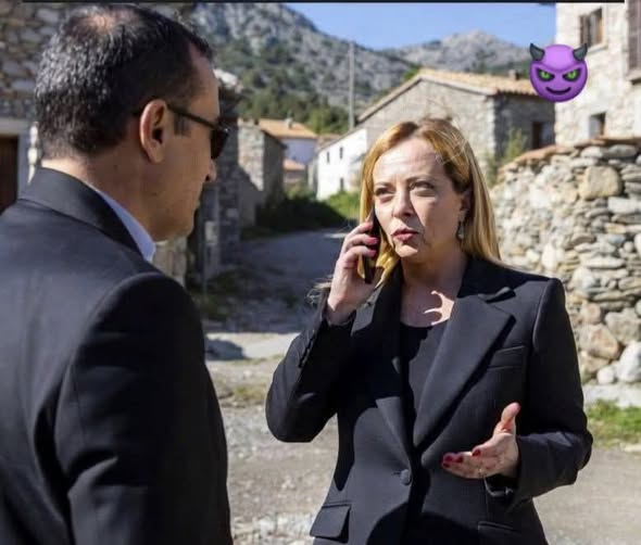 pierpi13's tweet photo. Gioggia Meloni visita un poverissimo paese della Basilicata e chiede al sindaco quali siano le tre priorità per rilanciare la zona.
«La prima è l’ospedale: c’è, ma mancano i medici».
Lei tira fuori il telefonino, parla per un paio di minuti e poi annuncia:
«Fatto. Entro una settimana arrivano i medici».
«La seconda è l’acqua: c’è, ma una miniera a monte ha inquinato le falde».
Lei riprende il telefonino, altre due parole, e dice:
«Fatto. Entro un mese le falde saranno bonificate e la proprietà risarcirà gli abitanti».
«E la terza?» chiede lei.
«La terza sono i telefonini» risponde il sindaco.
«Qui non prende niente».