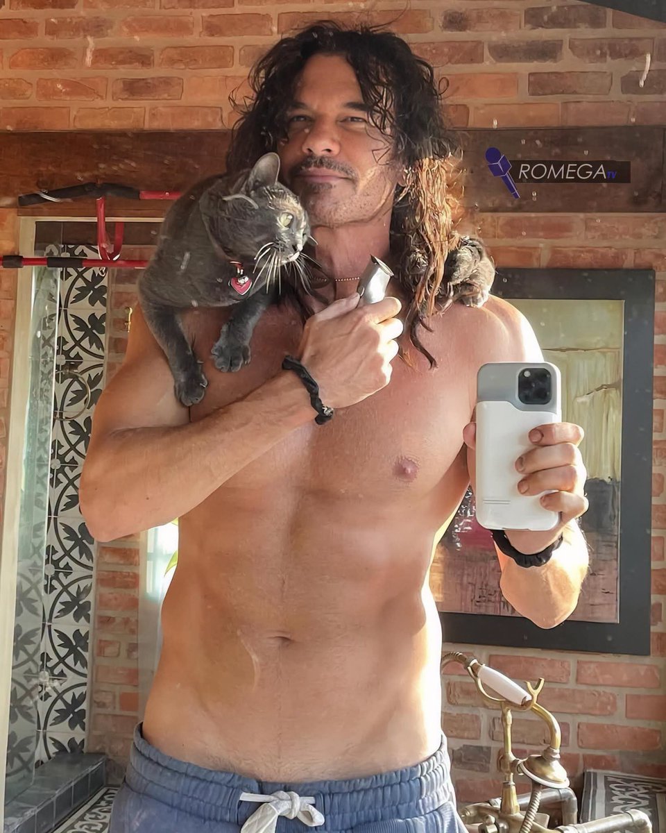 Romega_TV's tweet photo. El actor cubano #MarioCimarro en una nueva selfie con su gatito. 📸😍
#lifestyle #rolemodels #community #motivation https://t.co/W1pEmiz5ys