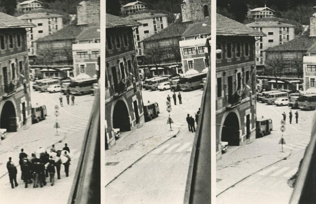 Larrotxeta's tweet photo. En el funeral de Argala en una Arrigorriaga tomada por las fuerzas de ocupación españolas, los capitanes de la policía se cuadraron al paso del féretro.
Mostraron respeto al enemigo y supieron de su importancia histórica bastante mejor que esta escoria. https://t.co/4RgPS2Bwku