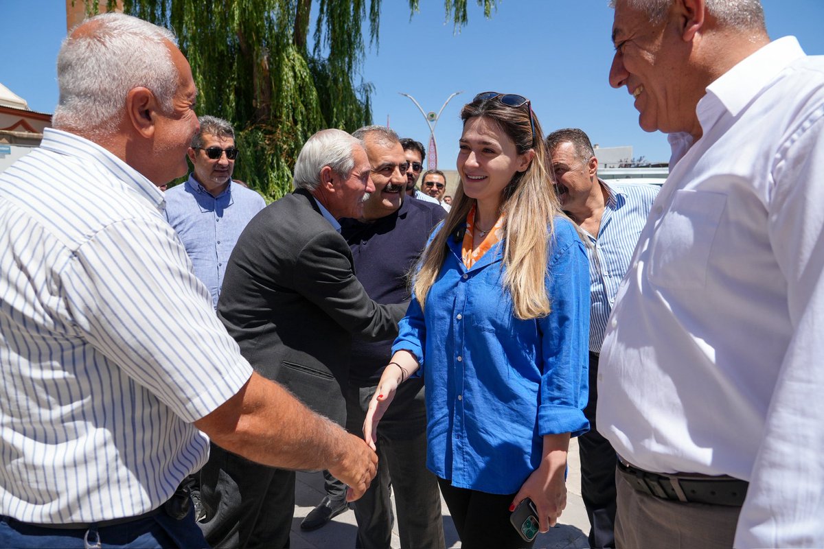 irem_bayram's tweet photo. İlçelerimizi ekonomik olarak ilimizle bütünleştirme vizyonumuz doğrultusunda, tarihi değerleri ve güçlü tarımsal potansiyeliyle öne çıkan Gürpınar ilçemizi ziyaret ettik. İlçemizde esnafımız ve iş dünyamızla bir araya geldik.

Ziyaretimizde ilçemizin tarım, hayvancılık, turizm, madencilik ve lojistik alanlarındaki ekonomik gücünü ele aldık. İlçede ticari hayatın gelişimini destekleyecek ve Gürpınar’ı kent ekonomimizle daha güçlü entegre edecek projelerimizi paylaştık.

Çözüm odaklı projeler üretmek adına bizlere kıymetli fikirleriyle katkı sunan ve bizleri ağırlayan tüm esnafımıza, işletmelerimize ve ilçe halkımıza gönülden teşekkür ederiz.

Ayrıca ziyaretimize geniş bir katılımla eşlik eden, emekleri ve destekleriyle bu programın başarıyla gerçekleşmesine katkı sunan kıymetli ekip üyelerimize de gönülden teşekkür ediyor, birlikte şehrimiz ve ilçelerimiz için çalışmaya kararlılıkla devam ediyoruz.