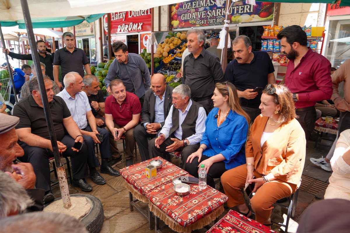 irem_bayram's tweet photo. İlçelerimizi ekonomik olarak ilimizle bütünleştirme vizyonumuz doğrultusunda, tarihi değerleri ve güçlü tarımsal potansiyeliyle öne çıkan Gürpınar ilçemizi ziyaret ettik. İlçemizde esnafımız ve iş dünyamızla bir araya geldik.

Ziyaretimizde ilçemizin tarım, hayvancılık, turizm, madencilik ve lojistik alanlarındaki ekonomik gücünü ele aldık. İlçede ticari hayatın gelişimini destekleyecek ve Gürpınar’ı kent ekonomimizle daha güçlü entegre edecek projelerimizi paylaştık.

Çözüm odaklı projeler üretmek adına bizlere kıymetli fikirleriyle katkı sunan ve bizleri ağırlayan tüm esnafımıza, işletmelerimize ve ilçe halkımıza gönülden teşekkür ederiz.

Ayrıca ziyaretimize geniş bir katılımla eşlik eden, emekleri ve destekleriyle bu programın başarıyla gerçekleşmesine katkı sunan kıymetli ekip üyelerimize de gönülden teşekkür ediyor, birlikte şehrimiz ve ilçelerimiz için çalışmaya kararlılıkla devam ediyoruz.