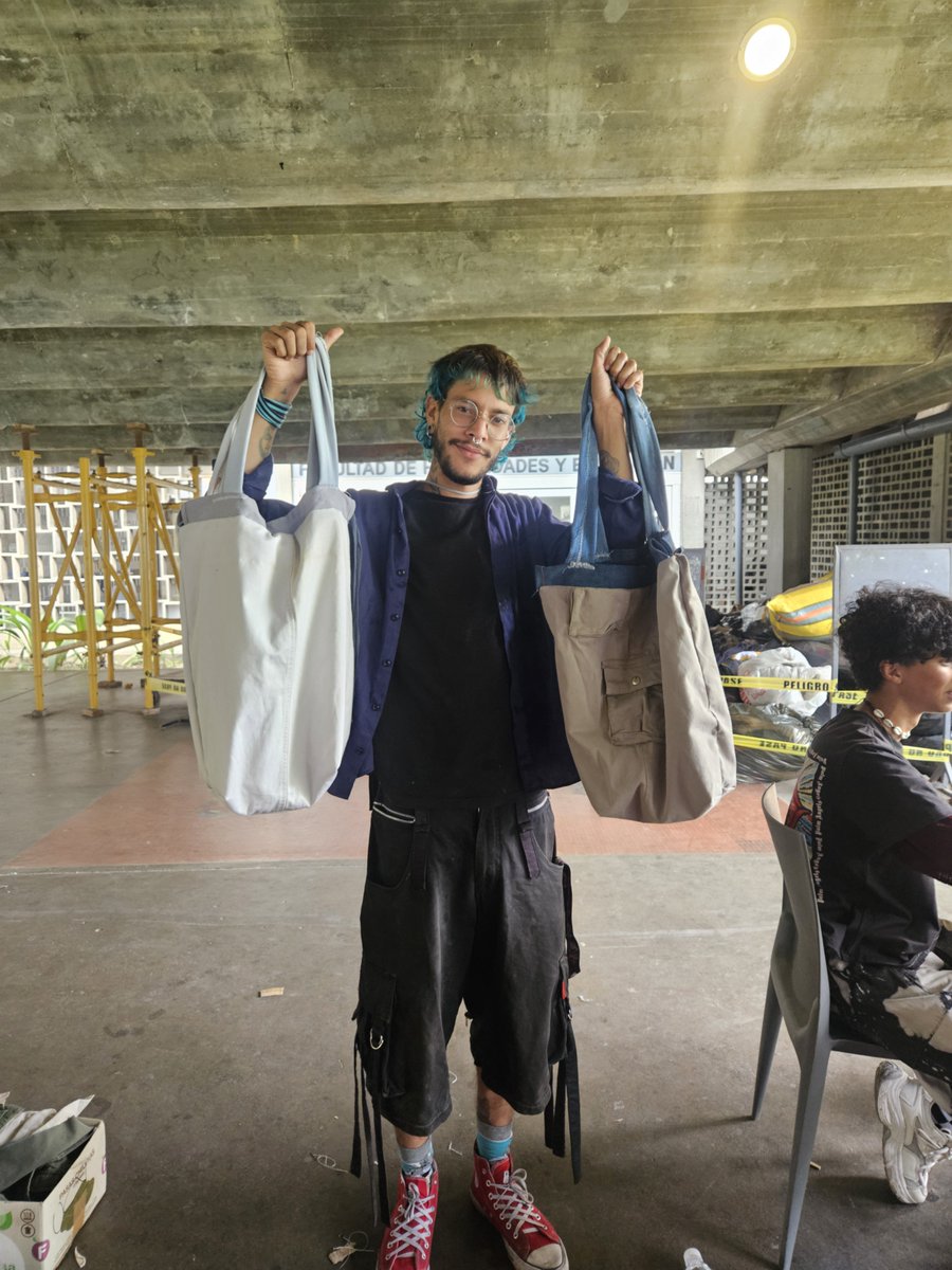 Jesskaarpaz's tweet photo. Los primeros bolsos producidos de toda la ropa descartada.

Que sean muchos mas y lleguen a donde necesiten ser usados.

Que grande Nilxon, que grande las humanidades y que grande la UCV https://t.co/qXBbqTIgwi