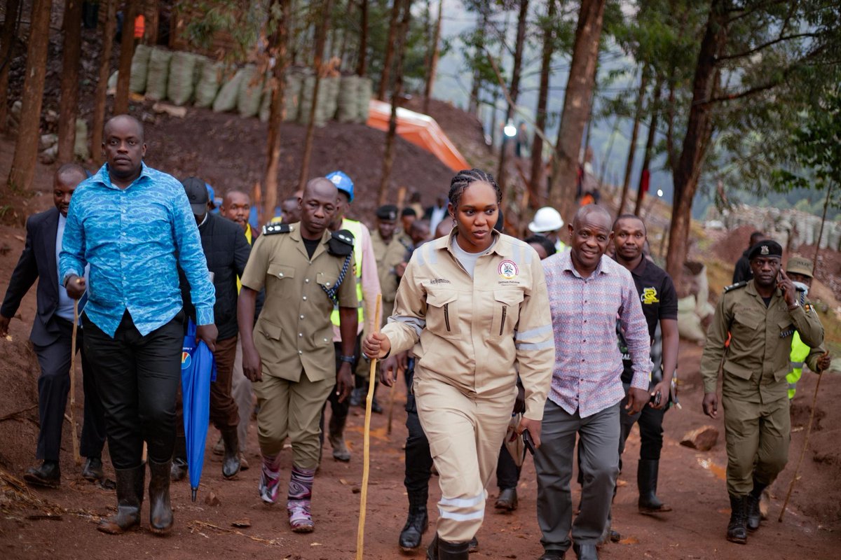 UgandaChamber's tweet photo. @PNyamutoro @MEMD_Uganda @AshabaA @humfas @Patricia_Litho Considering the circumstances on ground that the area is Licensed under EL00135 to Shiye Miners Company for exploration, @PNyamutoro has halted all on going operations with immediate effect to streamline and have the artisans formalised. https://t.co/fDk4d3o8F4