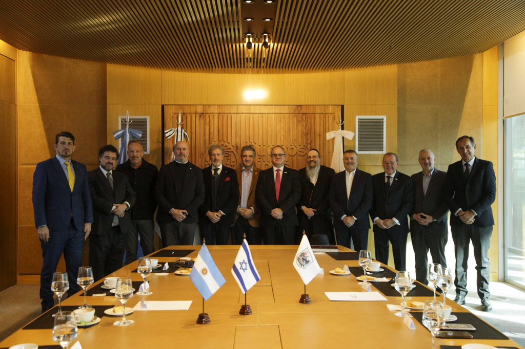 FulvioP's tweet photo. Junto a @jorgemacri y referentes de instituciones de la comunidad judía argentina, recibimos al embajador de Israel, @AmbEyalSela, en el marco del cierre de su misión diplomática en nuestro país. https://t.co/5X4xGzgOmb