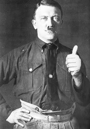 LeonelAriaga's tweet photo. @_mariana_arg_ @porqueTTarg Naaa, no me molesta para nada... A mí me chupa un huevo, pero me pinto el clasista homofóbico tradicionalista nacionalsocialista.
El tío Adolfo acaba de poseer este cuerpecito hermoso. https://t.co/INhwGtlKsI