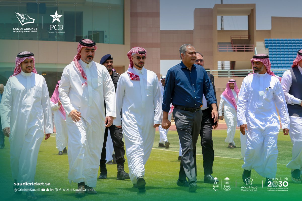 cricketsaudi's tweet photo. زار وفد الاتحاد السعودي للكريكت برئاسة رئيس الاتحاد الأمير سعود بن مشعل بن محمد، ووفد جمهورية باكستان برئاسة معالي السيد محسن نقوي، ملعب جامعة الملك عبدالعزيز في جدة، للاطلاع على مرافقه وبحث إمكانية تطويره كأحد الخيارات المطروحة لإنشاء ملعب كريكت بمعايير دولية.

@TheRealPCB 

#SACF | #SaudiCricket | #PCB | #Vision2030