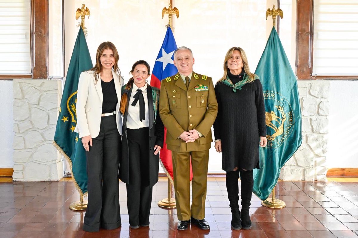 lucyanaah's tweet photo. Con mucho orgullo, juré como alguacil. Asumo este compromiso con la convicción de apoyar a quienes, día a día, entregan su vida al servicio de Chile.

No podemos permitir que las acciones de unos pocos empañen el honor, la vocación y el sacrificio de la inmensa mayoría de los hombres y mujeres que integran Carabineros de Chile. Ellos salen cada jornada con la misión de protegernos, sin saber si regresarán junto a sus familias.

Su entrega representa un verdadero acto de generosidad, amor por el prójimo y servicio al país.

Mi respeto, gratitud y reconocimiento, hoy y siempre, para Carabineros de Chile. 🇨🇱 @Carabdechile