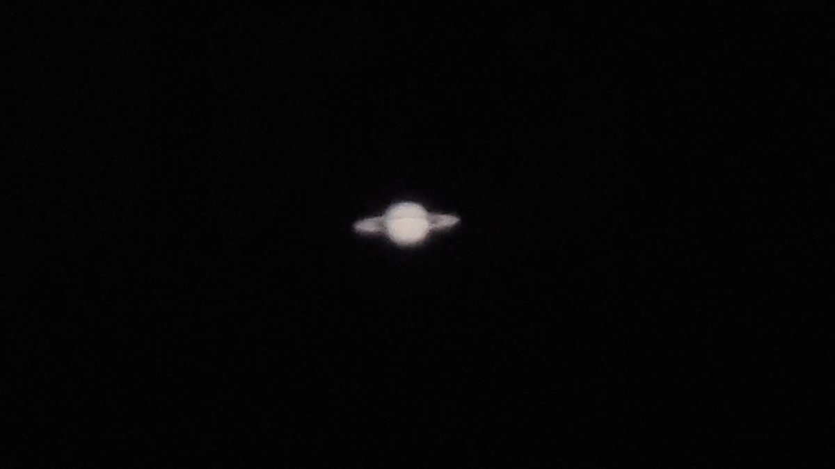 MidnightMover_'s tweet photo. 空が明るくなってきたけどシーイングも良くて土星が良い感じ。カッシーニの間隙もよく見えてる。

#スマホコリメート https://t.co/jAi4ffAu7s