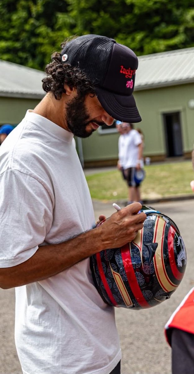 bratcciardo's tweet photo. curls… arm… hand… veins… 🫠🫠🫠🫠🫠🫠 https://t.co/lDbMAk5CZd
