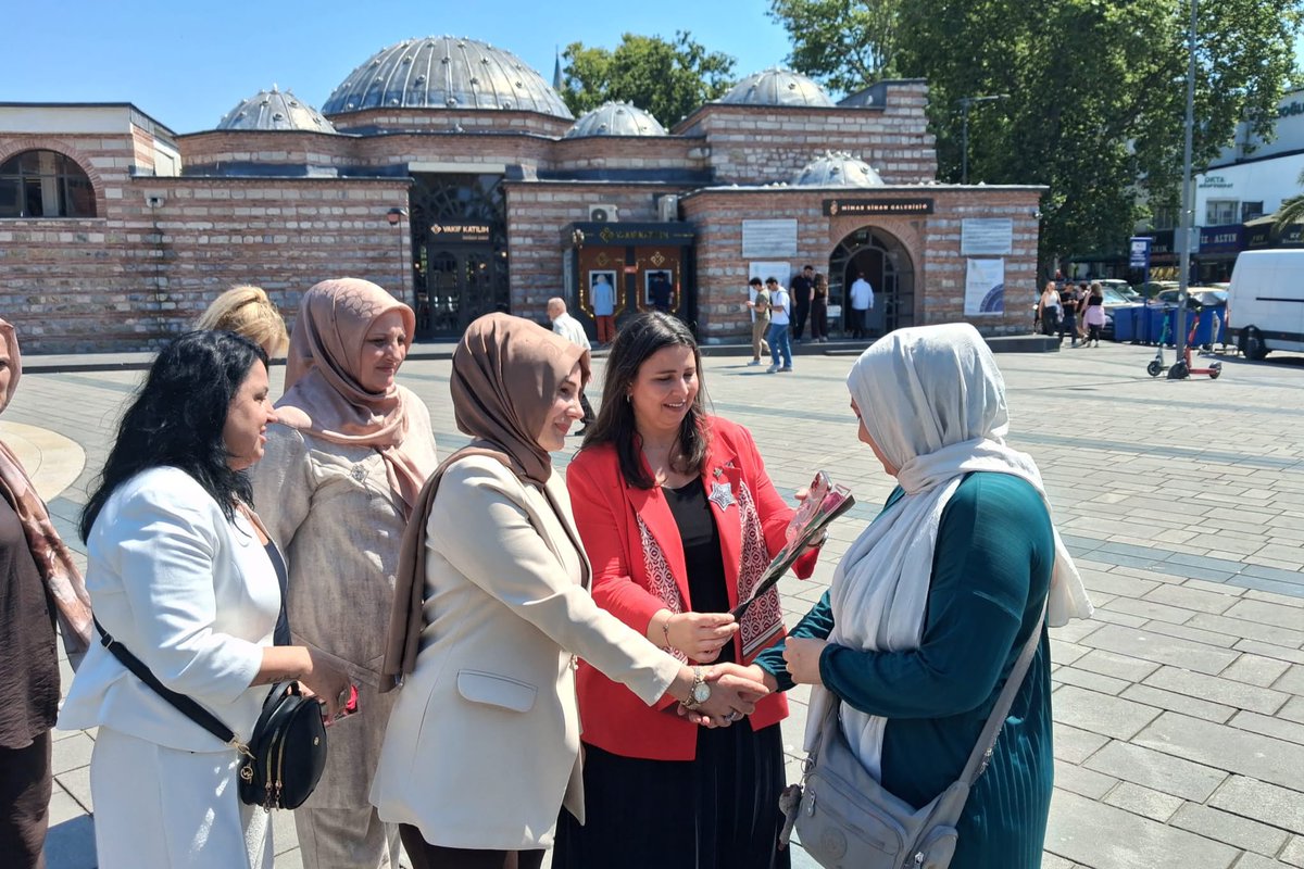 _MHPistanbul_'s tweet photo. Emeğiyle ve alın teriyle dokunduğu her yere güzellik katan, İstanbul ekonomisine katma değer yaratan kadın girişimci ve esnafımıza ziyaretlerimizi sürdürüyoruz.

Bugün, Kadın Aile Çocuk ve Engelli Politikalarından Sorumlu İl Başkan Yardımcımız Sn. Büşra Düzgün Kaya ile MHP Üsküdar Kadın Aile Çocuk ve Engelli Politikalarından Sorumlu İlçe Başkan Yardımcımız Sn. Hatice Yumurtacı ve MHP Kartal Kadın Aile Çocuk ve Engelli Politikalarından Sorumlu İlçe Başkan Yardımcımız Sn. Ebru Aktan Çinkılınç, esnaf kadınlarımızı ziyaret ederek, İl Başkanımız Sn. @BBvolkanyilmaz ’ın selamlarıyla birlikte MHP İstanbul Teşkilatları olarak her daim yanlarında olduğumuzun mesajını iletti. 

Bütün hanımefendilere işlerinde kolaylık, başarı ve bereket dileriz.