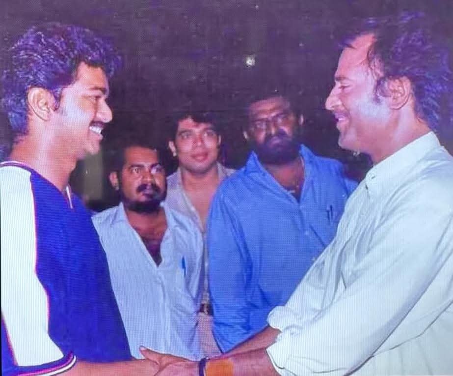 kayaldevaraj's tweet photo. Excellent and Extraordinary #Throwback Picture
#AVMStudio
#ThalapathyVijay Met #SuperStarRajinikanth
Inside: #KayalDevaraj #PLThenappan
இந்த போட்டோவை எனக்கு அனுப்பி வைத்த கமர்ஷியல் இயக்குனர் ஏ.ஆர்.முருகதாஸ் அவர்களுக்கு எனது மனமார்ந்த நன்றி https://t.co/LEcNzkcpnG