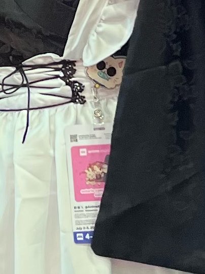 Anahi_KAR's tweet photo. Hello!!! I lost my badge at artist alley :( it looks like thsi PLS MESSAGE ME IF U FIND It or turn it in to lost and found thank u 😭😭😭#Animeexpo #AX26 #AXartistalley https://t.co/8rnIFFk66h