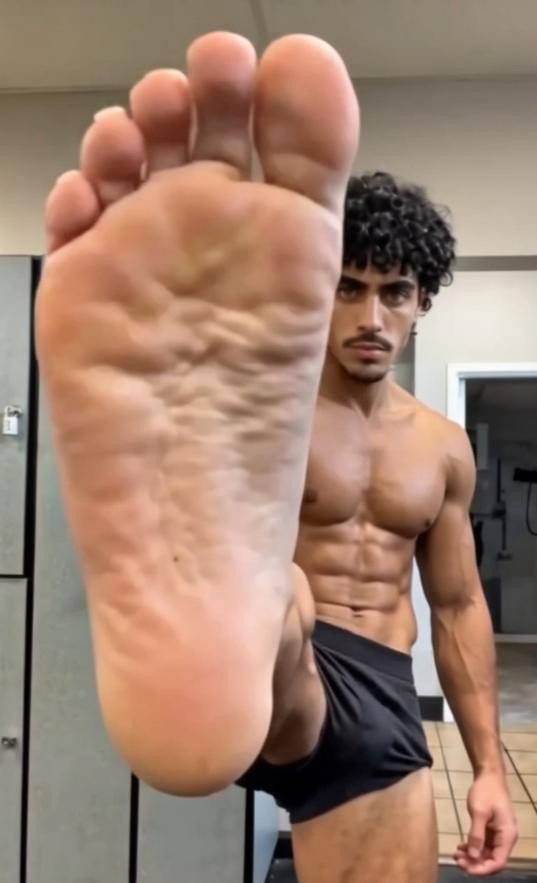 FindomMast76325's tweet photo. Are you triggered by this physique or this foot sole 😈? 

#chudai #cashmaster #findom #muscles https://t.co/dT63YLbkhK