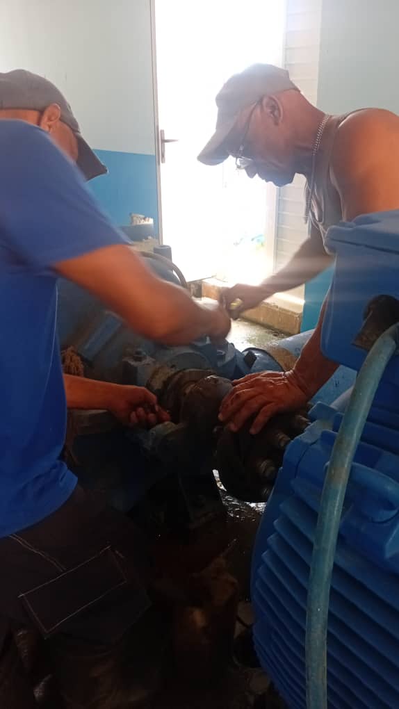 AguasdeLaHabana's tweet photo. ¡Atención #LaGüinera! 📷📷 Hoy, trabajadores de la Base Electromecánica de Aguas de La Habana realizan la revisión y corrección de los equipos de bombeo del impulsor Güinera.
¡Más buenas noticias para la comunidad! Seguimos trabajando por un mejor servicio.
#LaHabanaDeTodos https://t.co/mUMjBp7eNu