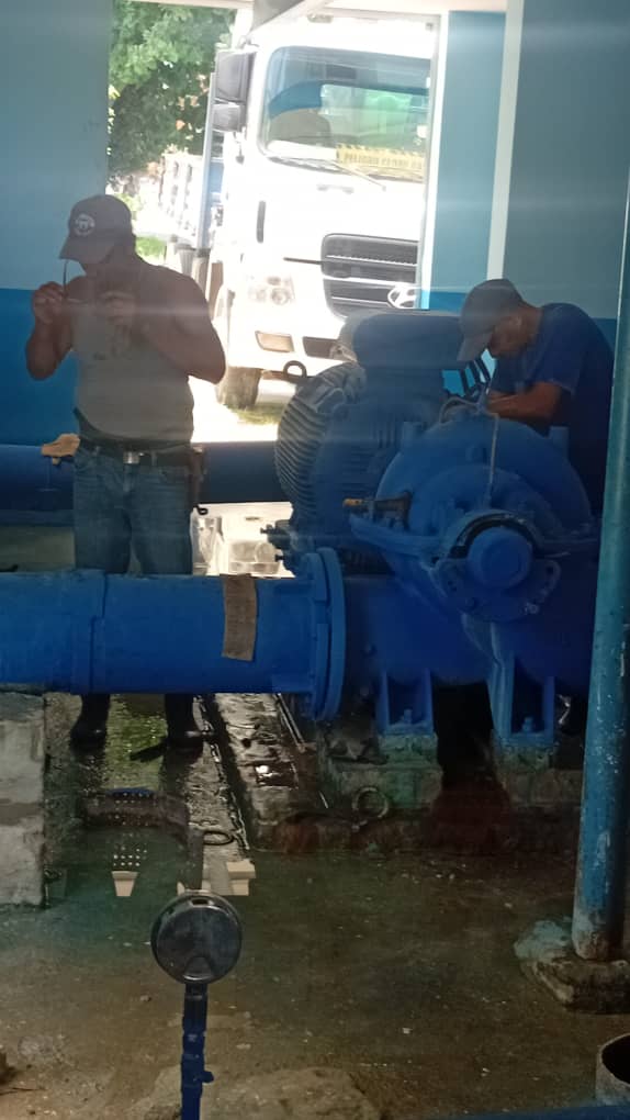 AguasdeLaHabana's tweet photo. ¡Atención #LaGüinera! 📷📷 Hoy, trabajadores de la Base Electromecánica de Aguas de La Habana realizan la revisión y corrección de los equipos de bombeo del impulsor Güinera.
¡Más buenas noticias para la comunidad! Seguimos trabajando por un mejor servicio.
#LaHabanaDeTodos https://t.co/mUMjBp7eNu