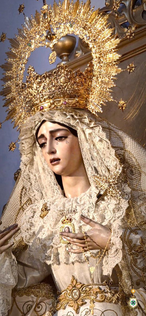 HdadSanGonzalo's tweet photo. ⚪️ CAMBIO DE VESTIMENTA

⛲️ Con la llegada del Tiempo Ordinario y el inicio del período estival, Nuestra Señora de la Salud se presenta ante sus hermanos, devotos y fieles tras el cambio de vestimenta realizado en la tarde de hoy por su vestidor, D. Antonio Bejarano.

🤍 Nuestra Amantísima Titular, reflejo de ternura, belleza y esperanza, luce con la delicadeza propia de este tiempo litúrgico una vestimenta que invita a contemplarla como Madre siempre cercana, Fuente inagotable de Salud y consuelo para cuantos acuden a Ella con fe.

🪡 En esta ocasión, la Santísima Virgen porta:

⚜️Corona de plata sobredorada de Fernando Marmolejo Camargo (1967) y Fernando Marmolejo Hernández (2018)

⚜️Puñal de plata sobredorada de Orfebrería Ramos (2014)

⚜️Saya de tisú mate gris perla bordada en aplicación por el taller Garduño (1999)

⚜️Manto de raso blanco a juego con la saya, de la misma técnica y taller (2000)

⚜️Toca de sobremanto de malla de oro

⚜️Medalla de plata de ley sobredorada de Belén Hernández Moreno con pintura central de la Inmaculada Concepción obra de Rubén Terriza (2017), ofrendada por este hermano por la coronación 

⚜️Broche de camarín de la Fuente de la Salud de plata sobredorada con circonitas y aguamarinas de Fernando Marmolejo Hernández (2015) ofrendado por el cuerpo de acólitos 

⚜️Alfiler nominativo de Salud de plata sobredorada (1986)

⚜️Encaje blanco de Valencié (siglo XX)

🕯️Que la mirada misericordiosa de Nuestra Señora de la Salud fortalezca a los enfermos, reconforte a quienes sufren, sostenga a las familias y renueve la esperanza de todos aquellos que se encomiendan a su bendita intercesión.

✝️ Bajo su maternal amparo, pidamos que nunca nos falte la gracia de vivir junto a Ella el camino que conduce a su Divino Hijo.

📸 @HdadSanGonzalo