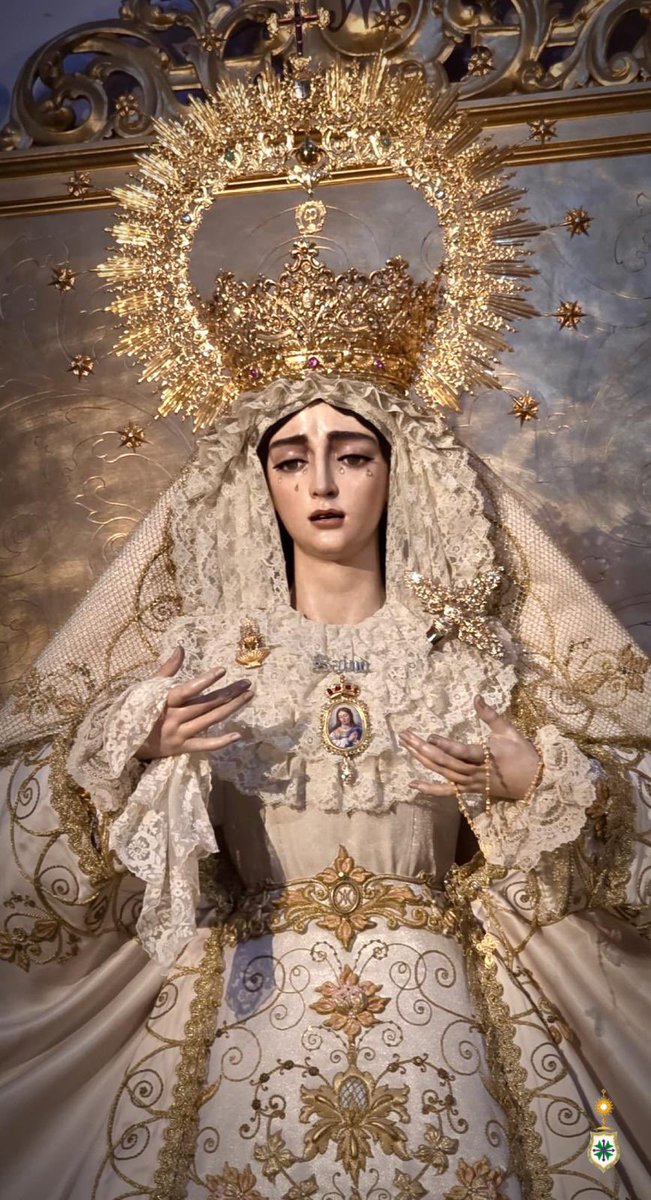 HdadSanGonzalo's tweet photo. ⚪️ CAMBIO DE VESTIMENTA

⛲️ Con la llegada del Tiempo Ordinario y el inicio del período estival, Nuestra Señora de la Salud se presenta ante sus hermanos, devotos y fieles tras el cambio de vestimenta realizado en la tarde de hoy por su vestidor, D. Antonio Bejarano.

🤍 Nuestra Amantísima Titular, reflejo de ternura, belleza y esperanza, luce con la delicadeza propia de este tiempo litúrgico una vestimenta que invita a contemplarla como Madre siempre cercana, Fuente inagotable de Salud y consuelo para cuantos acuden a Ella con fe.

🪡 En esta ocasión, la Santísima Virgen porta:

⚜️Corona de plata sobredorada de Fernando Marmolejo Camargo (1967) y Fernando Marmolejo Hernández (2018)

⚜️Puñal de plata sobredorada de Orfebrería Ramos (2014)

⚜️Saya de tisú mate gris perla bordada en aplicación por el taller Garduño (1999)

⚜️Manto de raso blanco a juego con la saya, de la misma técnica y taller (2000)

⚜️Toca de sobremanto de malla de oro

⚜️Medalla de plata de ley sobredorada de Belén Hernández Moreno con pintura central de la Inmaculada Concepción obra de Rubén Terriza (2017), ofrendada por este hermano por la coronación 

⚜️Broche de camarín de la Fuente de la Salud de plata sobredorada con circonitas y aguamarinas de Fernando Marmolejo Hernández (2015) ofrendado por el cuerpo de acólitos 

⚜️Alfiler nominativo de Salud de plata sobredorada (1986)

⚜️Encaje blanco de Valencié (siglo XX)

🕯️Que la mirada misericordiosa de Nuestra Señora de la Salud fortalezca a los enfermos, reconforte a quienes sufren, sostenga a las familias y renueve la esperanza de todos aquellos que se encomiendan a su bendita intercesión.

✝️ Bajo su maternal amparo, pidamos que nunca nos falte la gracia de vivir junto a Ella el camino que conduce a su Divino Hijo.

📸 @HdadSanGonzalo