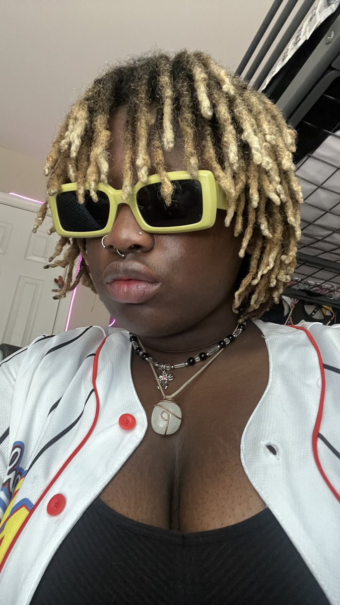 attythamutt's tweet photo. hot asf outside but that’s not the only hot thing , HELLO ! 🗣️ https://t.co/9EbQXyU5rv
