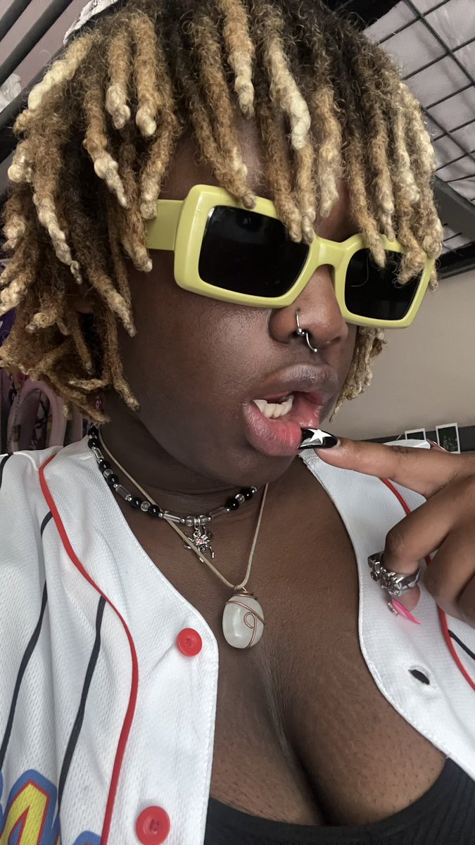 attythamutt's tweet photo. hot asf outside but that’s not the only hot thing , HELLO ! 🗣️ https://t.co/9EbQXyU5rv