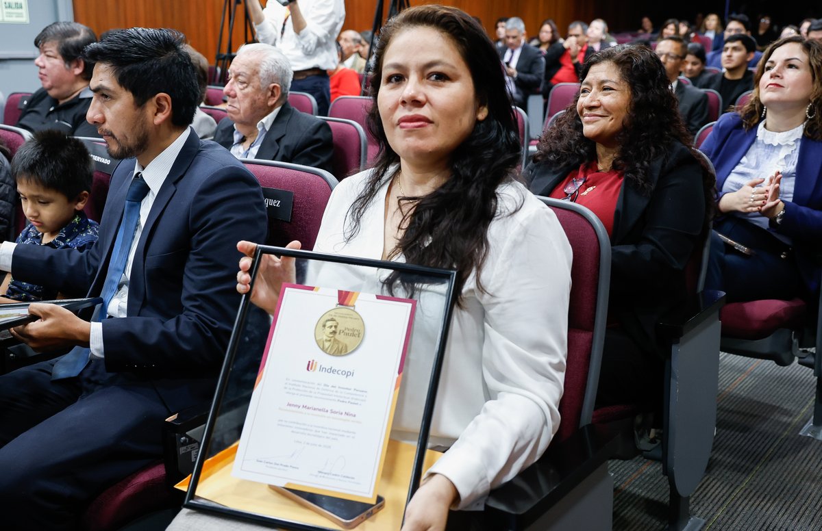 IndecopiOficial's tweet photo. 💡🇵🇪 En el marco del Día del Inventor Peruano, el Indecopi entregó el reconocimiento Pedro Paulet a 5 destacados inventores nacionales:
Walter Velásquez Godoy, por la Invención con Impacto Social; Jenny Soria Nina, por la Invención en Tecnologías Verdes. (1/3) https://t.co/CWt8ZLxSAL