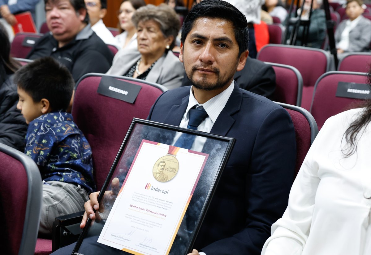 IndecopiOficial's tweet photo. 💡🇵🇪 En el marco del Día del Inventor Peruano, el Indecopi entregó el reconocimiento Pedro Paulet a 5 destacados inventores nacionales:
Walter Velásquez Godoy, por la Invención con Impacto Social; Jenny Soria Nina, por la Invención en Tecnologías Verdes. (1/3) https://t.co/CWt8ZLxSAL