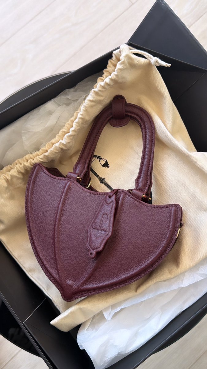 _iblevrai's tweet photo. Spee issu du 93 viens concurrencer les plus grosses marques de luxes avec son sac Umbrella en forme de parapluie 

J'aime trop quand des mecs comme nous entreprennent et innove !

( l'ensemble qu'il porte c'est aussi sa création )
@DansLcoin https://t.co/9Z2aTZ0fUh