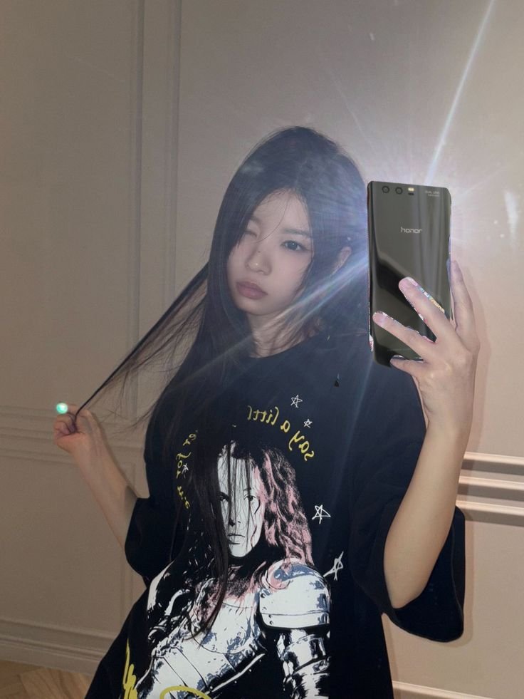 pudincide's tweet photo. ¡Por fin ha salido a la luz la primerísima foto de Nanami estrenando su nuevo Honor 9! 📸✨ https://t.co/6sTMBAxe8g
