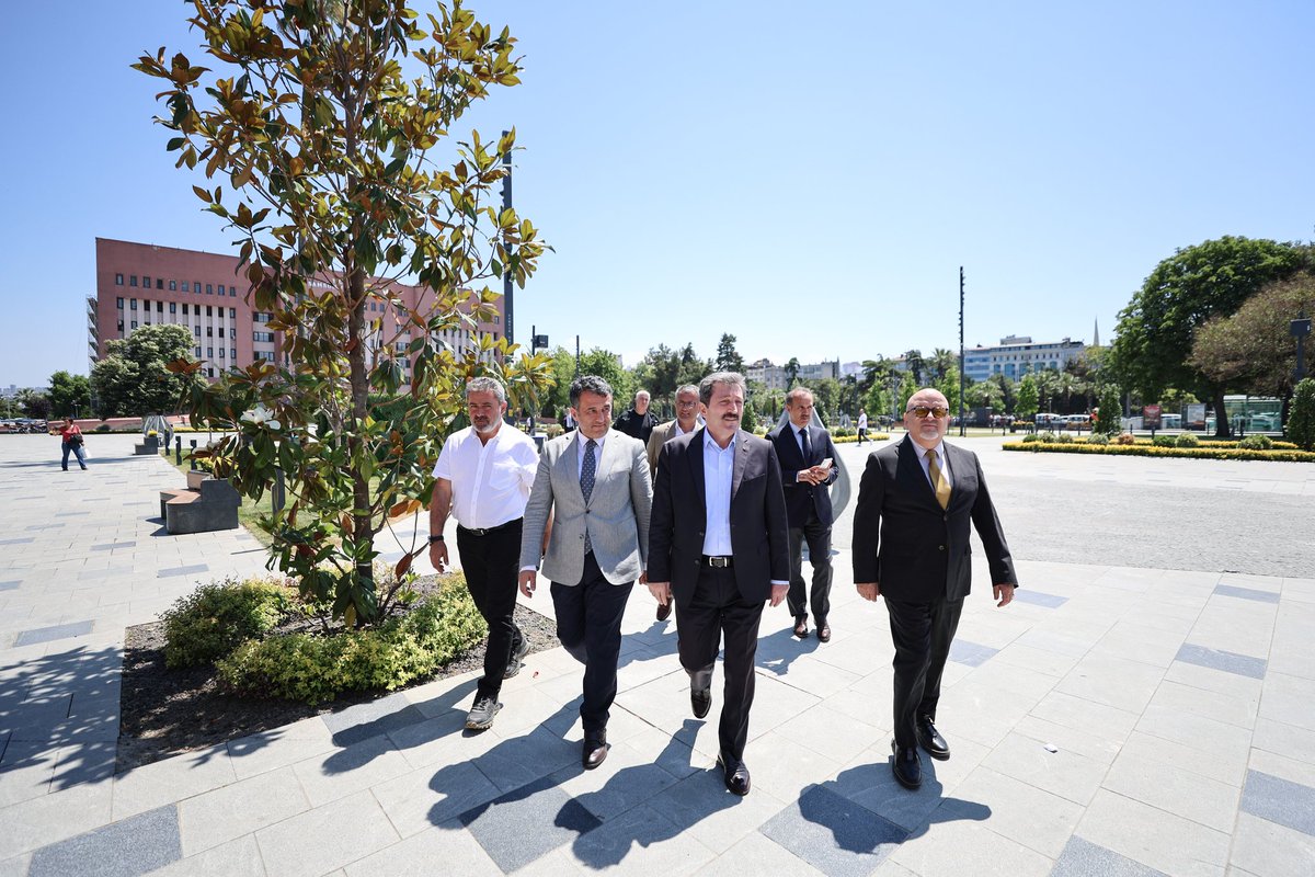 TCSamsunValilik's tweet photo. 📌Büyükşehir Belediye Başkanı Sayın @halitdoganbsk, Kültür ve Turizm Bakanlığı Sinema Genel Müdürü Sayın Birol Güven, Genel Müdür Yardımcısı Kemal Uysal, İl Kültür ve Turizm Müdürü Süleyman Demirtaş ve Büyükşehir Belediyesi Kültür ve Sosyal İşler Dairesi Başkanı Cihan Güller, Valimiz Sayın @orhantavli_’yı ziyaret etti.

📌Ziyaretin ardından👇

✅️Büyükşehir Belediyemiz tarafından 19 Mayıs ve İstiklal Şehri #Samsun’umuza İstiklal Madalyamızdan ilham alınarak kazandırılan İstiklal Meydanı,

✅️Samsun’umuzun tarihi, kültürel ve turistik değerlerinin tanıtımına önemli katkılar sağlayan Samsun Tanıtım Merkezi,

✅️İleri teknolojik altyapısı, yenilikçi yaklaşımı ve modern tasarımıyla her yaştan ziyaretçiye hitap edecek şekilde düzenlenen Uçan Sinema Projesi ‘Astorya’ gösteri merkezi gezildi.